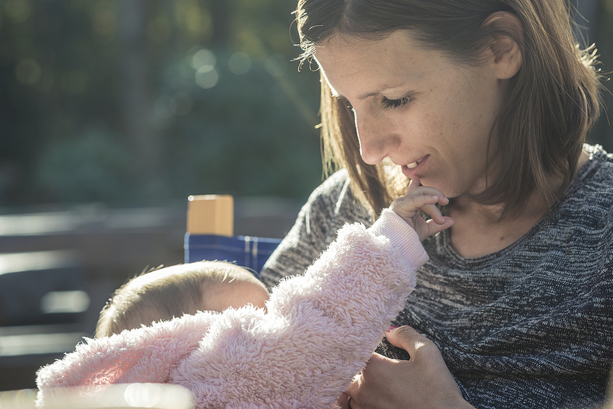 Why Does My Baby Keep Touching My Face During Feeds? Expert Answers - o8hyso2