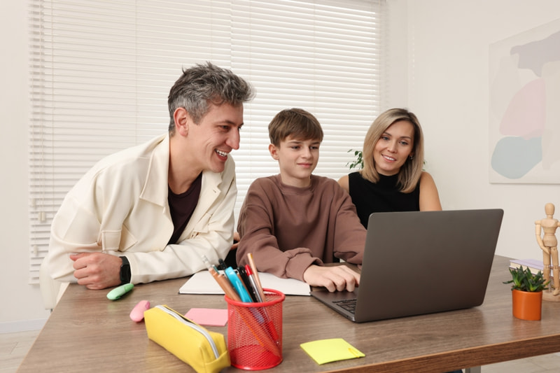Parents with child elearning